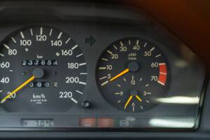 Afbeelding 41/50 van Mercedes-Benz 200 CE (1992)