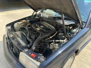 Imagen 35/69 de Mercedes-Benz 190 E (1988)