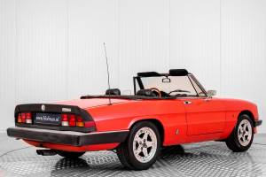 Image 2/50 of Alfa Romeo 1.6 Spider (1985)