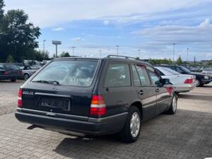 Image 6/29 of Mercedes-Benz 300 TE (1989)