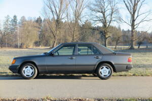 Image 2/92 de Mercedes-Benz 200 D (1989)