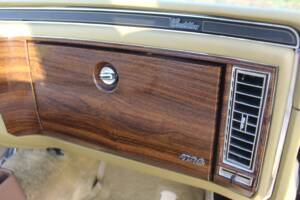 Image 46/56 of Cadillac Coupe DeVille (1977)