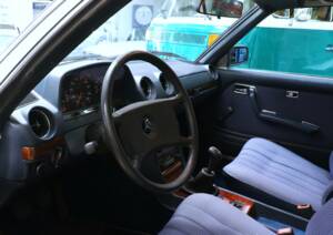 Bild 17/38 von Mercedes-Benz 230 CE (1984)