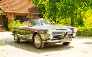 Image 24/77 of Alfa Romeo 2600 Spider (1963)