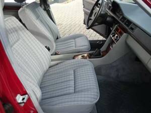 Bild 18/24 von Mercedes-Benz 230 E (1990)