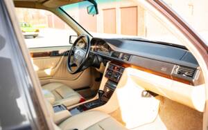 Bild 24/38 von Mercedes-Benz 500 E (1991)