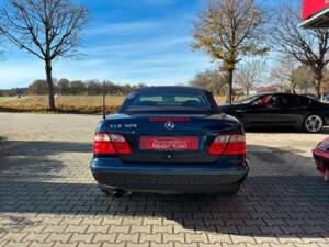 Image 4/16 de Mercedes-Benz CLK 320 (1999)