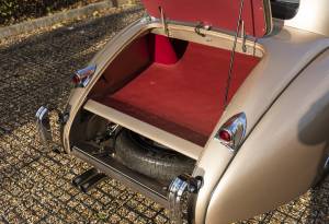 Image 30/34 of Jaguar XK 120 FHC (1952)
