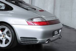 Image 17/50 of Porsche 911 Carrera 4S (2004)