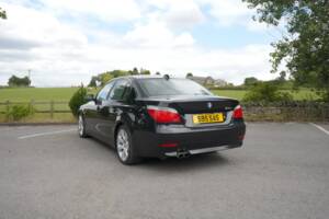 Bild 25/48 von BMW 550i (2006)