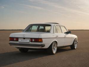 Immagine 7/50 di Mercedes-Benz 230 E (1900)