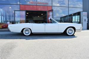 Image 18/50 of Lincoln Continental Convertible (1967)