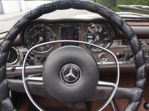 Image 28/99 de Mercedes-Benz 280 SL (1971)