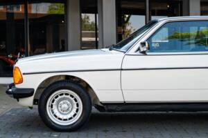 Image 15/62 of Mercedes-Benz 280 CE (1982)