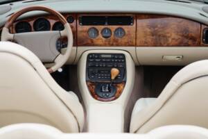 Image 12/50 de Jaguar XK8 4.0 (1997)