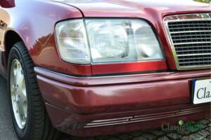 Bild 50/50 von Mercedes-Benz E 200 (1994)