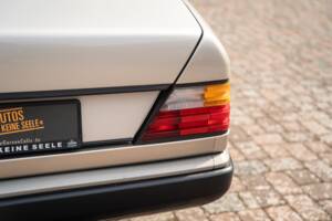 Afbeelding 15/63 van Mercedes-Benz 230 CE (1988)