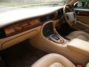 Image 11/19 of Jaguar XJ 8 Sovereign (1999)