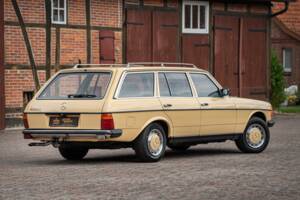 Image 11/53 de Mercedes-Benz 200 T (1982)
