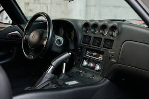 Image 48/50 of Dodge Viper GTS (2005)