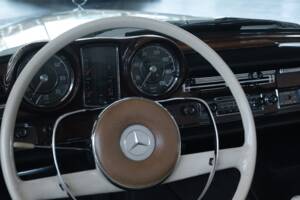 Image 23/49 of Mercedes-Benz 220 SE b (1962)