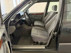 Image 34/43 of Mercedes-Benz 230 TE (1992)