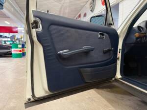 Image 6/18 of Mercedes-Benz 200 (1983)