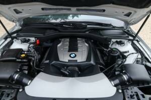 Immagine 34/50 di BMW 750i (2007)