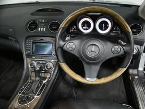 Image 39/50 of Mercedes-Benz SL 500 (2008)