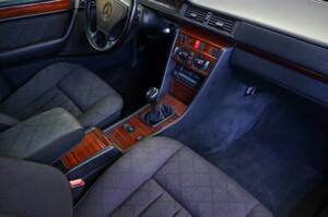 Image 13/33 of Mercedes-Benz E 300 Diesel (1994)