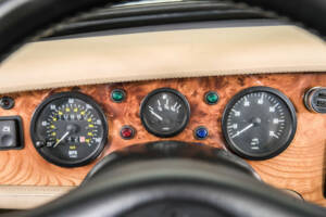Image 19/50 of MG RV8 (1994)
