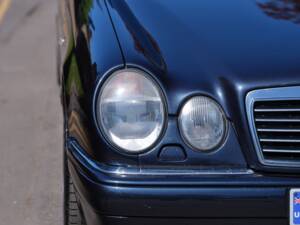 Immagine 21/50 di Mercedes-Benz E 55 AMG (1999)