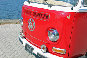 Image 3/22 of Volkswagen T2b Kombi (1970)