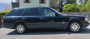 Image 13/14 of Mercedes-Benz E 280 T (1995)
