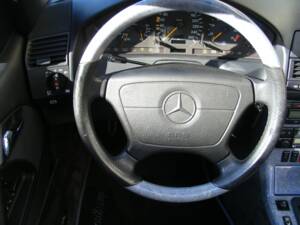 Immagine 9/39 di Mercedes-Benz SL 320 (1997)