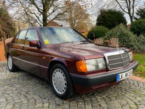 Image 1/27 of Mercedes-Benz 190 E 1.8 Avantgarde &quot;Rosso&quot; (1993)