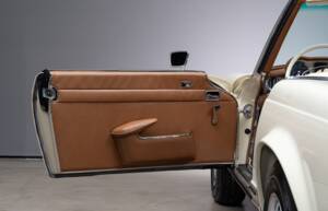 Image 23/41 of Mercedes-Benz 280 SL (1969)