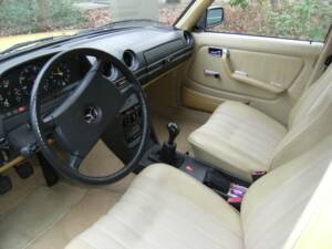 Imagen 2/8 de Mercedes-Benz 240 D (1982)