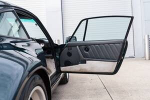 Image 38/52 of Porsche 911 Carrera 3.2 (1989)