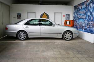 Immagine 37/39 di Mercedes-Benz E 200 Kompressor (2001)