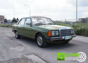 Image 7/10 de Mercedes-Benz 240 D (1982)