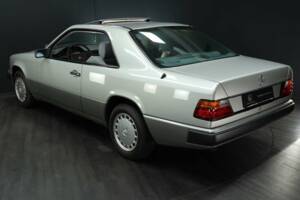 Afbeelding 4/50 van Mercedes-Benz 230 CE (1988)