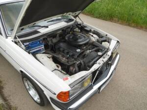 Immagine 30/50 di Mercedes-Benz 230 E (1900)