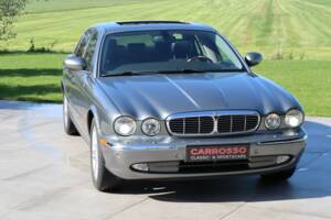 Image 17/50 of Jaguar XJ 8 4.2 (2004)