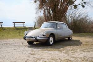 Image 3/28 of Citroën ID 19 (1966)