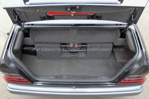 Image 26/33 of Mercedes-Benz E 200 (1994)