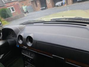 Image 60/73 of Mercedes-Benz 230 E (1985)