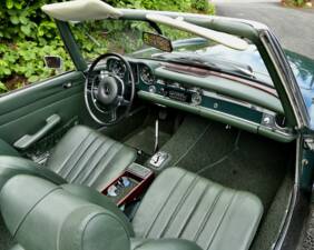 Image 31/38 of Mercedes-Benz 280 SL (1969)