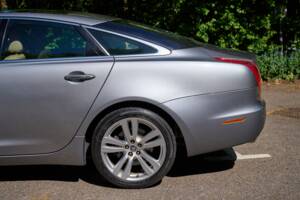 Bild 38/50 von Jaguar XJ 5.0 (2012)