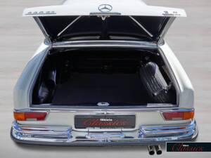 Image 21/29 de Mercedes-Benz 280 SE 3,5 (1971)